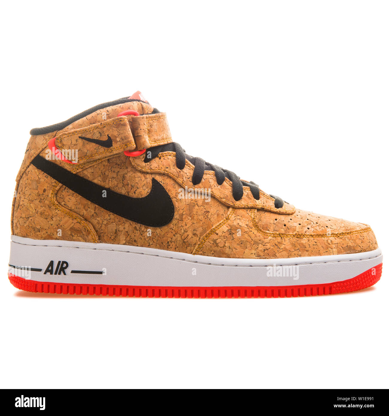 Viena, Austria - Junio 14, 2017: Nike Air Force 1 Mid 07 Corcho zapatilla  aislado sobre fondo blanco Fotografía de stock - Alamy