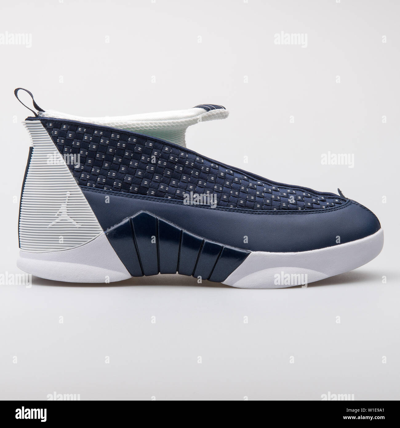 Viena, Austria - Junio 14, 2017: Nike Air Jordan 15 Retro azul y blanco  aislado de zapatillas sobre fondo gris Fotografía de stock - Alamy