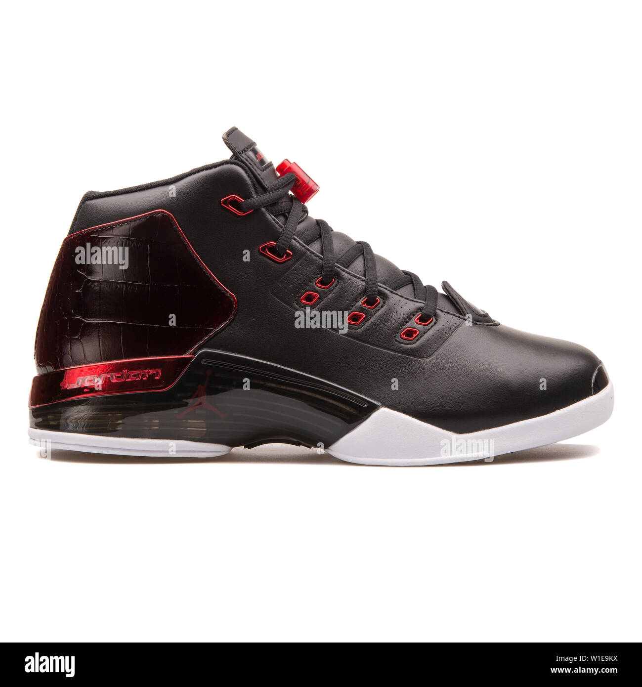 Comprimido polla Arábica Viena, Austria - Junio 14, 2017: Nike Air Jordan 17 Retro negro y rojo  sobre fondo blanco aisladas de zapatillas Fotografía de stock - Alamy