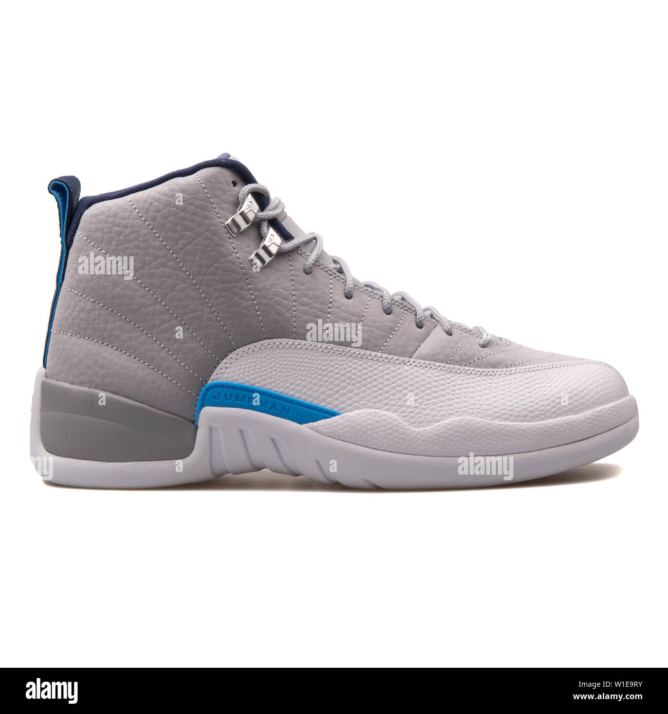 Viena, Austria - Junio 14, 2017: Nike Air Jordan 12 Retro gris, blanco y  azul sobre fondo blanco aisladas de zapatillas Fotografía de stock - Alamy