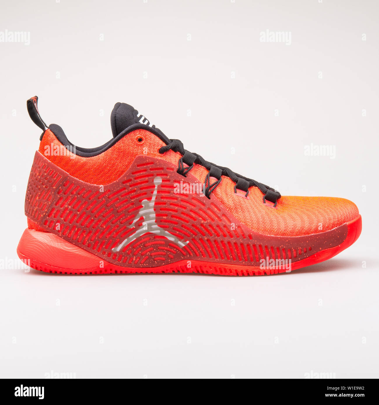 Viena, Austria - Junio 14, 2017: Nike Jordan CP3X rojo zapatilla aislado sobre fondo gris de stock - Alamy