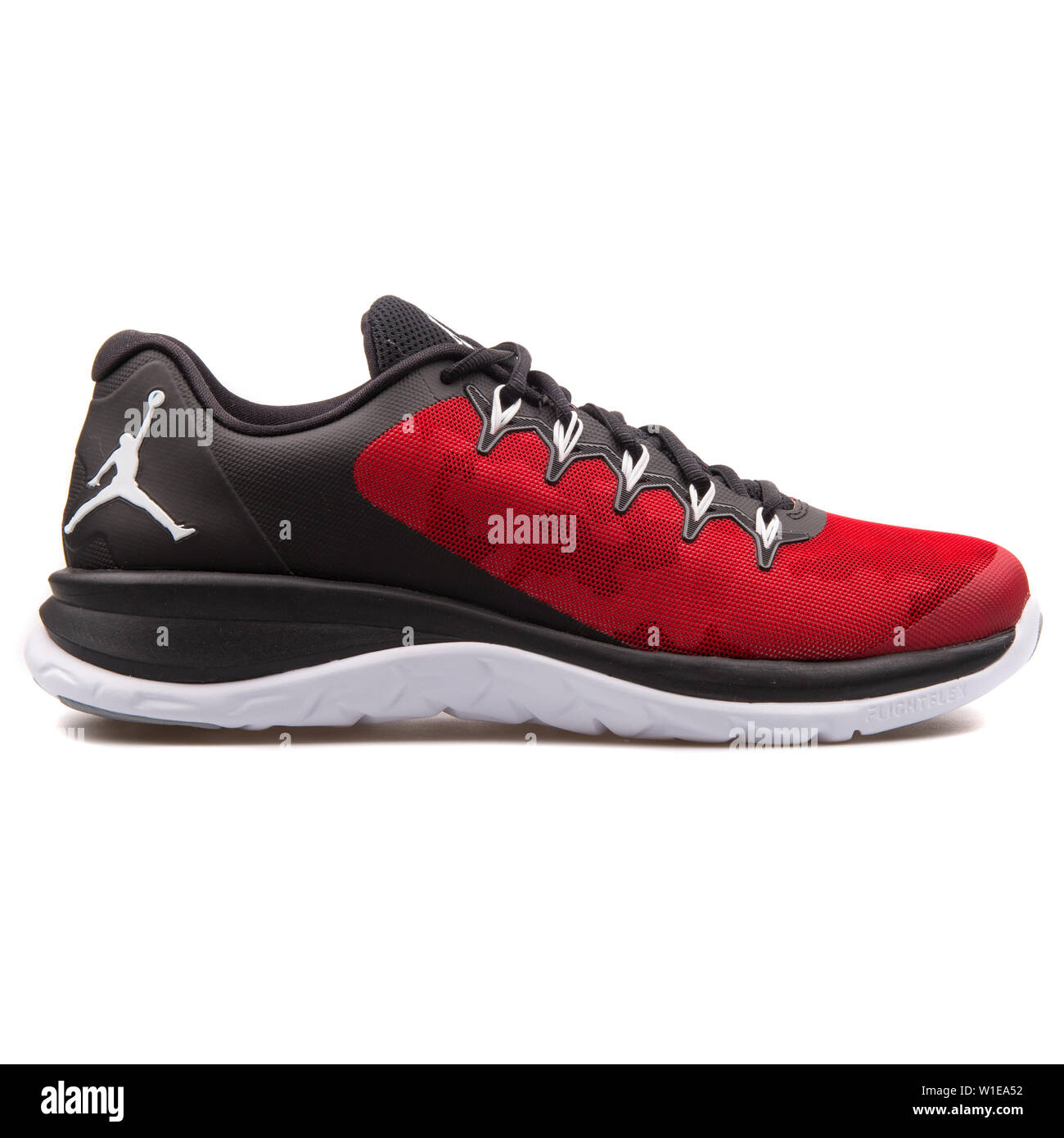 Viena, Austria - Junio 14, 2017: Nike Jordan Flight Runner 2 negro y rojo  sobre fondo blanco aisladas de zapatillas Fotografía de stock - Alamy