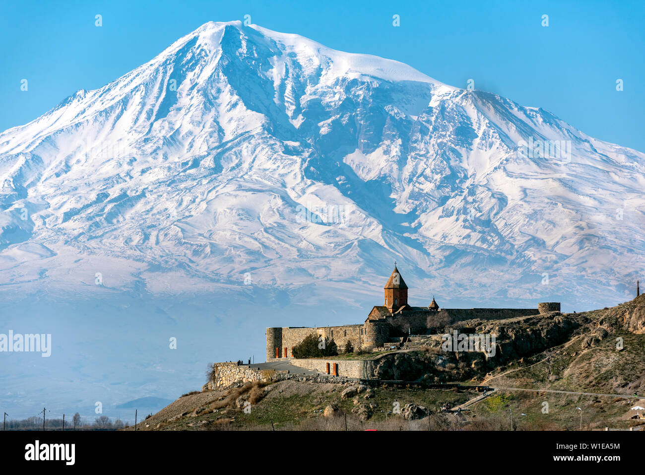 Khor Virap con el Monte Ararat de fondo. El Khor Virap es un monasterio armenio situado en la llanura de Ararat en Armenia, cerca de la frontera con Turke Foto de stock
