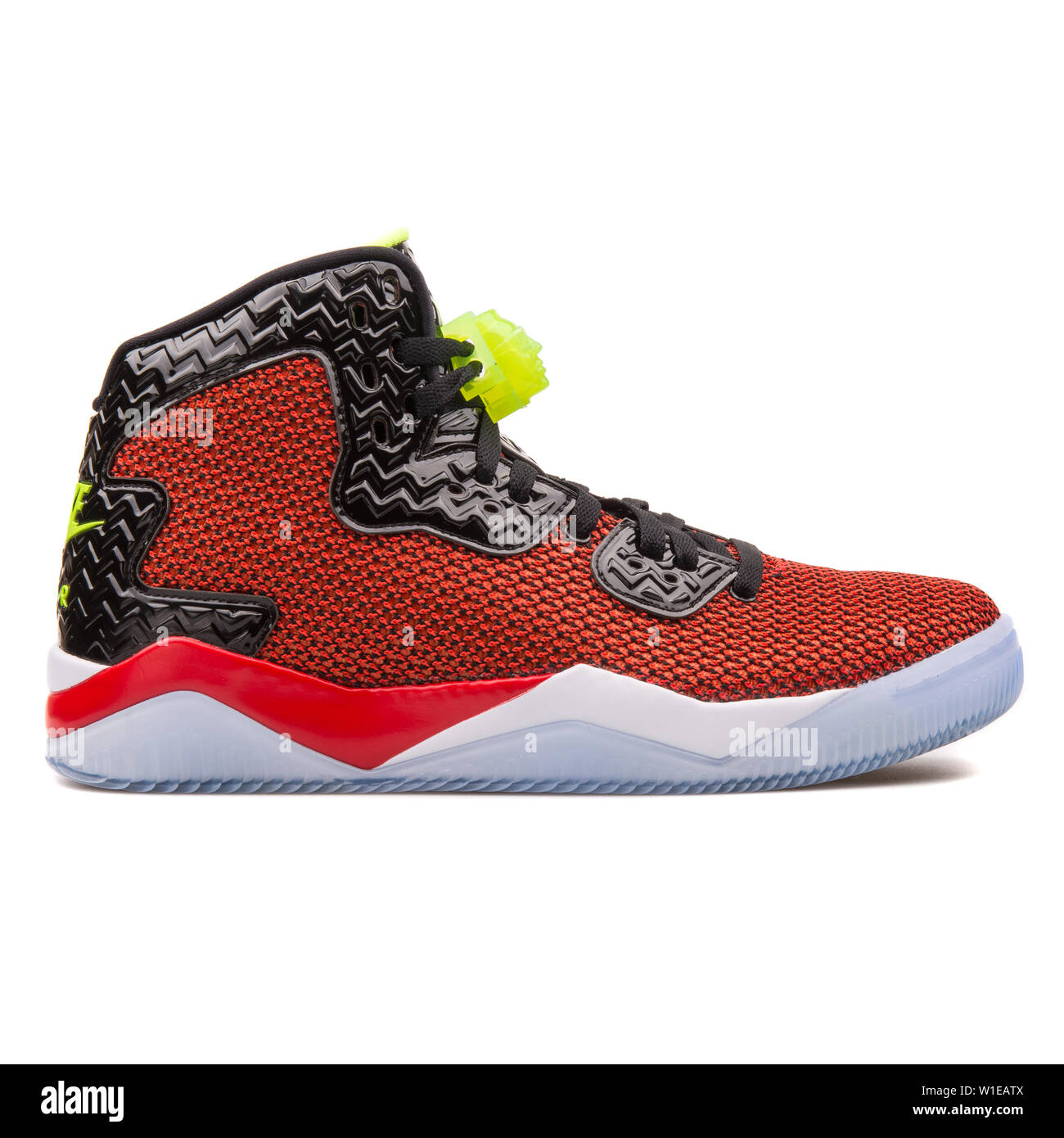 enlace Mantenimiento juego Viena, Austria - Junio 14, 2017: Nike Air Jordan Spike 44 aislados de  zapatillas de color rojo sobre fondo blanco Fotografía de stock - Alamy
