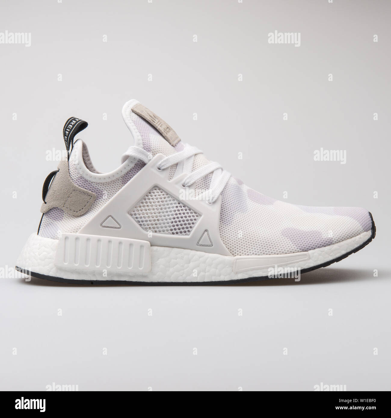 Viena, Austria - Agosto 7, 2017: Adidas NMD XR1 Camo pato de zapatillas  sobre fondo blanco Fotografía de stock - Alamy