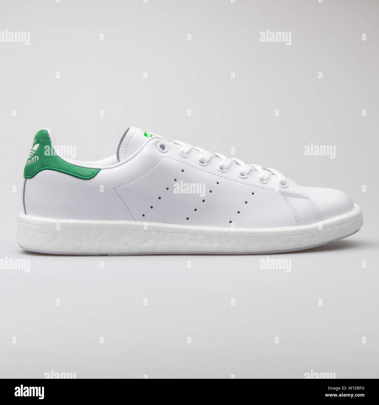 Viena, Austria - Agosto 7, 2017: Adidas Stan Smith de zapatillas blancas y  verdes sobre fondo blanco Fotografía de stock - Alamy