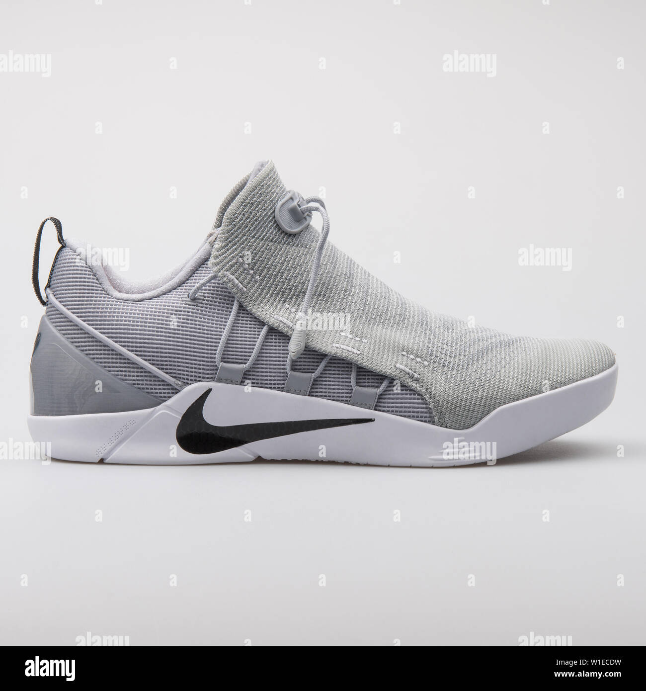 Viena, Austria - Agosto 7, 2017: Nike Kobe A.D. NXT zapatillas gris sobre  fondo blanco Fotografía de stock - Alamy