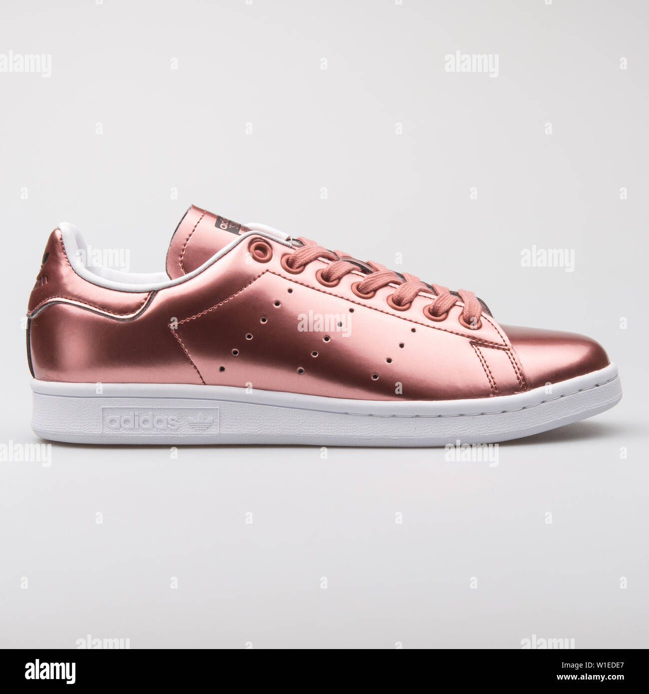 Viena, Austria - Agosto 7, 2017: Adidas Stan Smith zapatillas metálico de  cobre sobre fondo blanco Fotografía de stock - Alamy