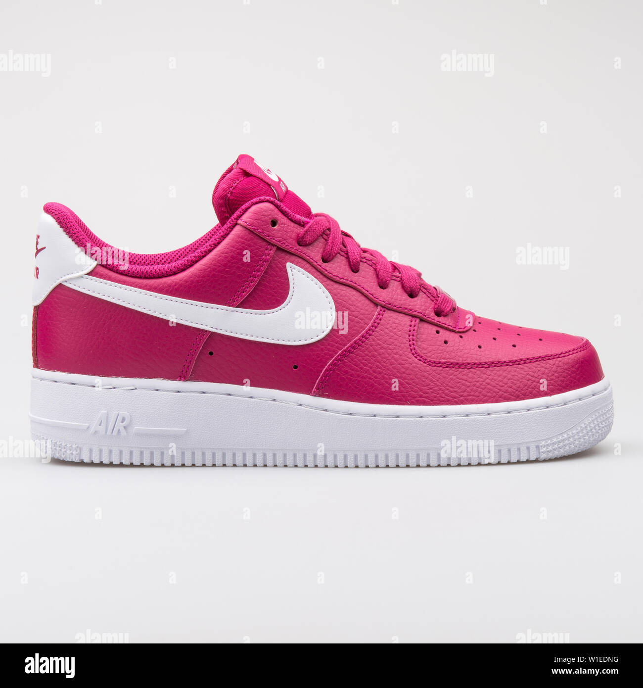 Austria - Agosto 7, 2017: Nike Air Force 1 07 Se fucsia sobre fondo blanco Fotografía stock - Alamy