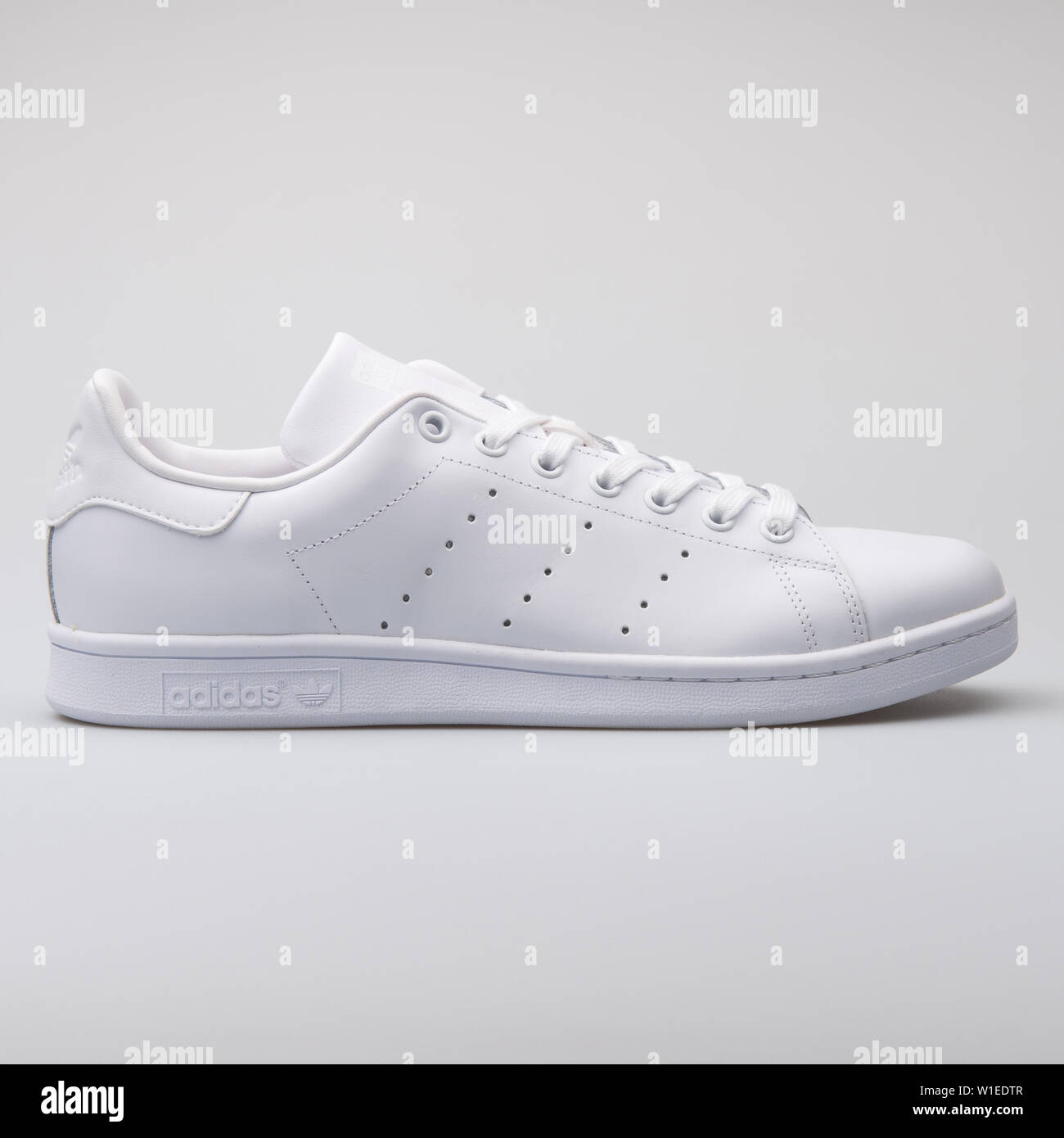 Viena, Austria - Agosto 7, 2017: Adidas Stan Smith zapatillas blancas sobre  fondo blanco Fotografía de stock - Alamy