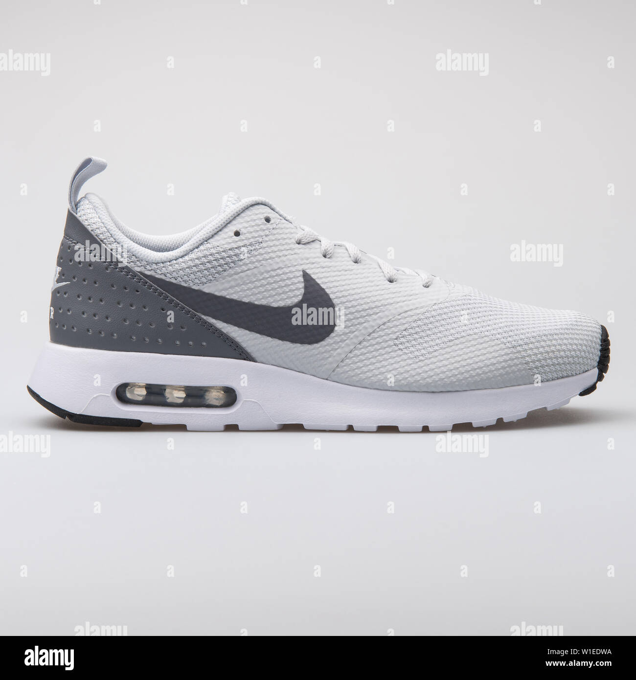 Viena, Austria - Nike Air Max Tavas zapatillas gris sobre fondo blanco Fotografía de stock Alamy