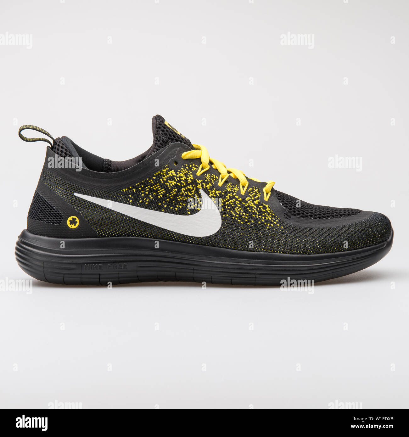 Viena, Austria - Agosto 7, 2017: Nike Free Distancia BSTN RN 2 zapatillas  negro y amarillo sobre fondo blanco Fotografía de stock - Alamy