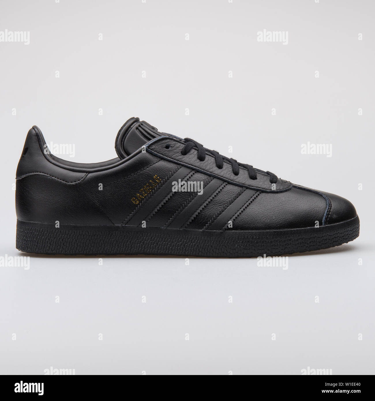 Viena, Austria - Agosto 7, 2017: Adidas Gazelle Zapatilla negra sobre fondo  blanco Fotografía de stock - Alamy