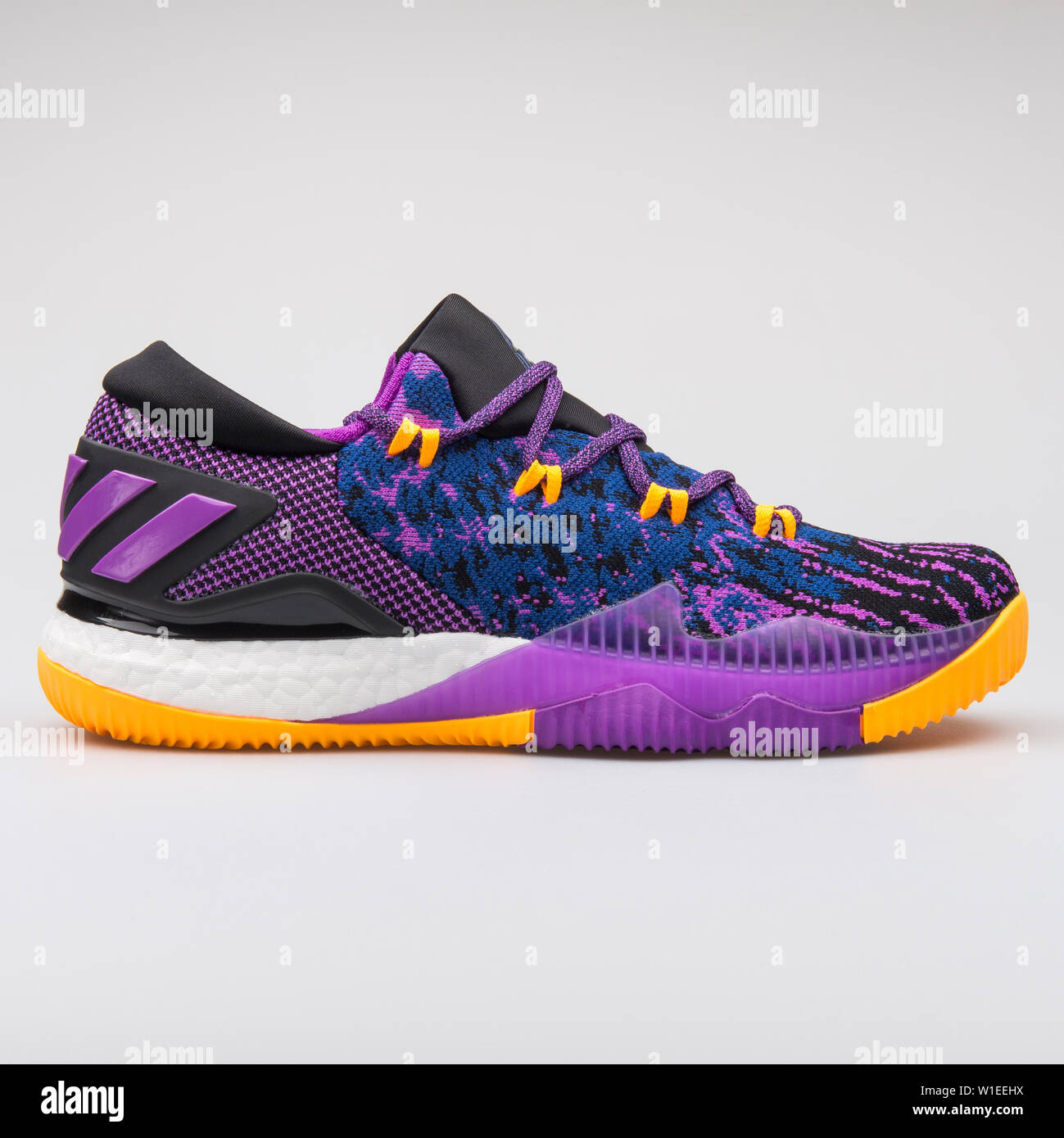 Viena, Austria - Agosto 7, 2017: Adidas Boost Crazylight Baja 2016 violeta  y negro Zapatilla sobre fondo blanco Fotografía de stock - Alamy