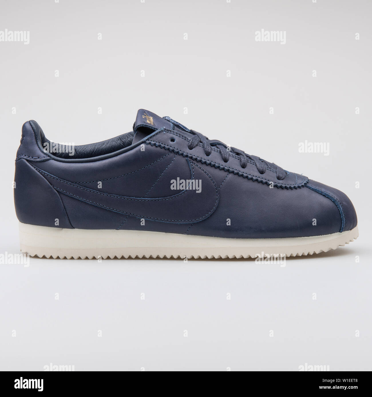 Viena, Austria - Agosto 7, 2017: Nike Cortez Classic Premium QS TZ zapatillas azules sobre fondo blanco Fotografía de - Alamy