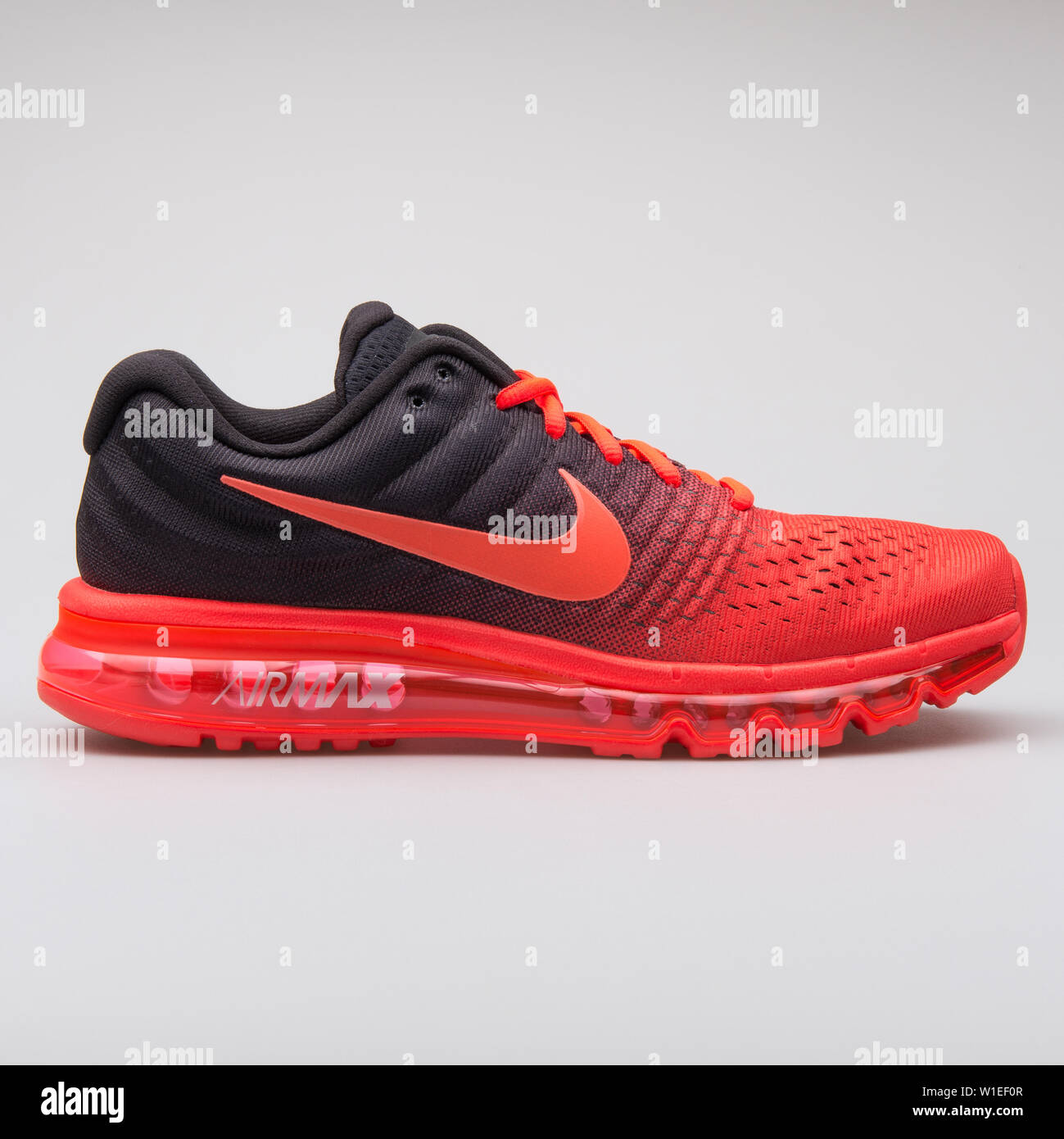 Viena, Austria - Agosto 7, 2017: Nike Max 2017 zapatillas negras y rojas sobre fondo blanco Fotografía de stock - Alamy