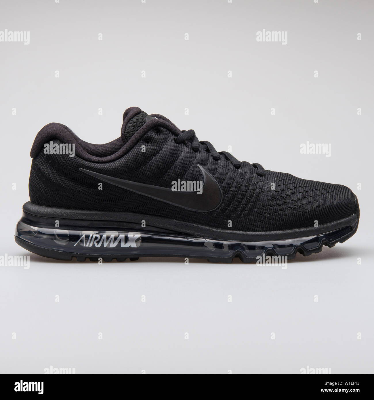 jerarquía Negociar Masculinidad Viena, Austria - Agosto 7, 2017: Nike Air Max 2017 zapatillas negras sobre  fondo blanco Fotografía de stock - Alamy