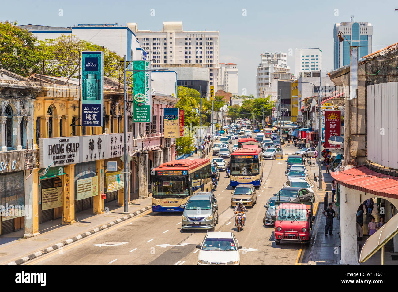 Una escena callejera en George Town, en la isla de Penang, Malasia, Sudeste Asiático, Asia Foto de stock