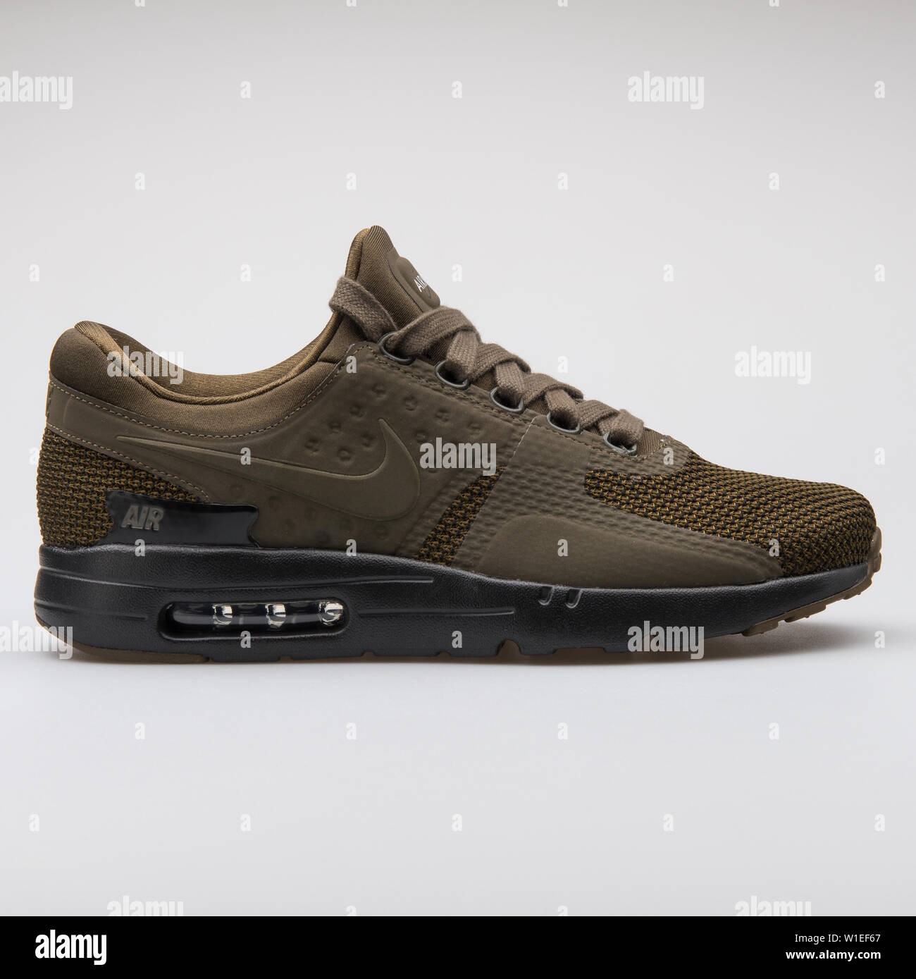 Viena, Austria - Agosto 7, 2017: Nike Air Max 0 Premium loden zapatillas  verdes sobre fondo blanco Fotografía de stock - Alamy