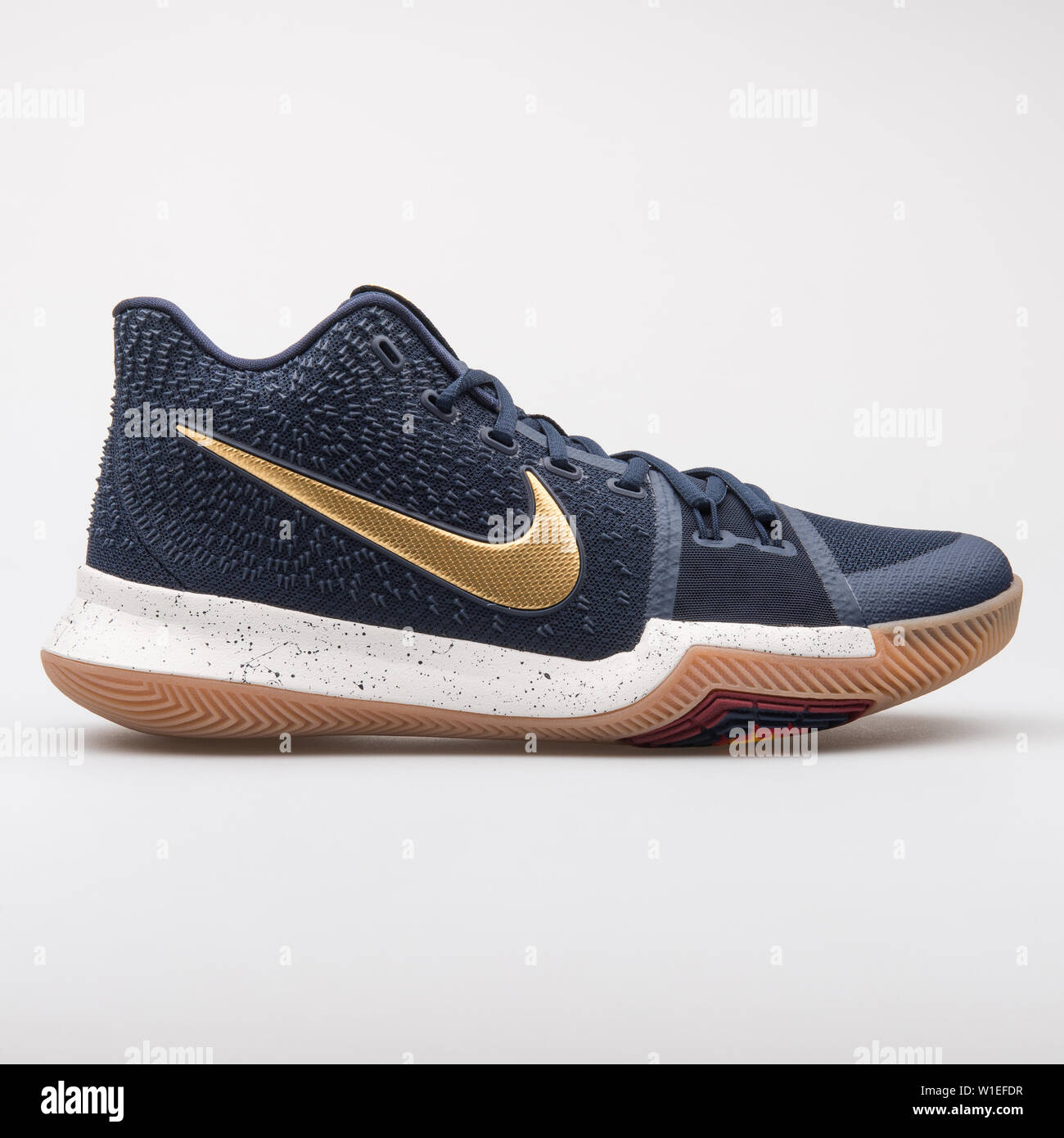 Viena, Austria - 7, 2017: Nike Kyrie 3 zapatillas azules dorados sobre blanco de stock - Alamy