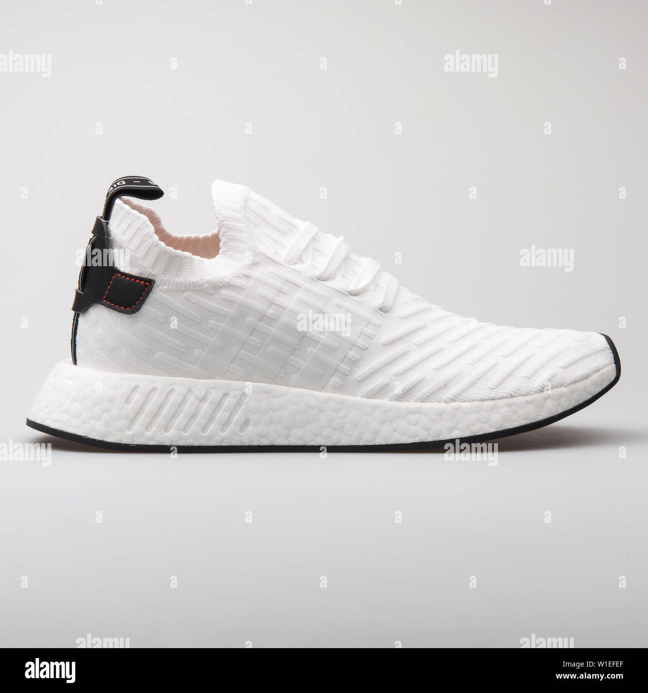 Viena, Austria - Agosto 7, 2017: Adidas NMD PK zapatillas blancas sobre fondo blanco Fotografía de stock - Alamy