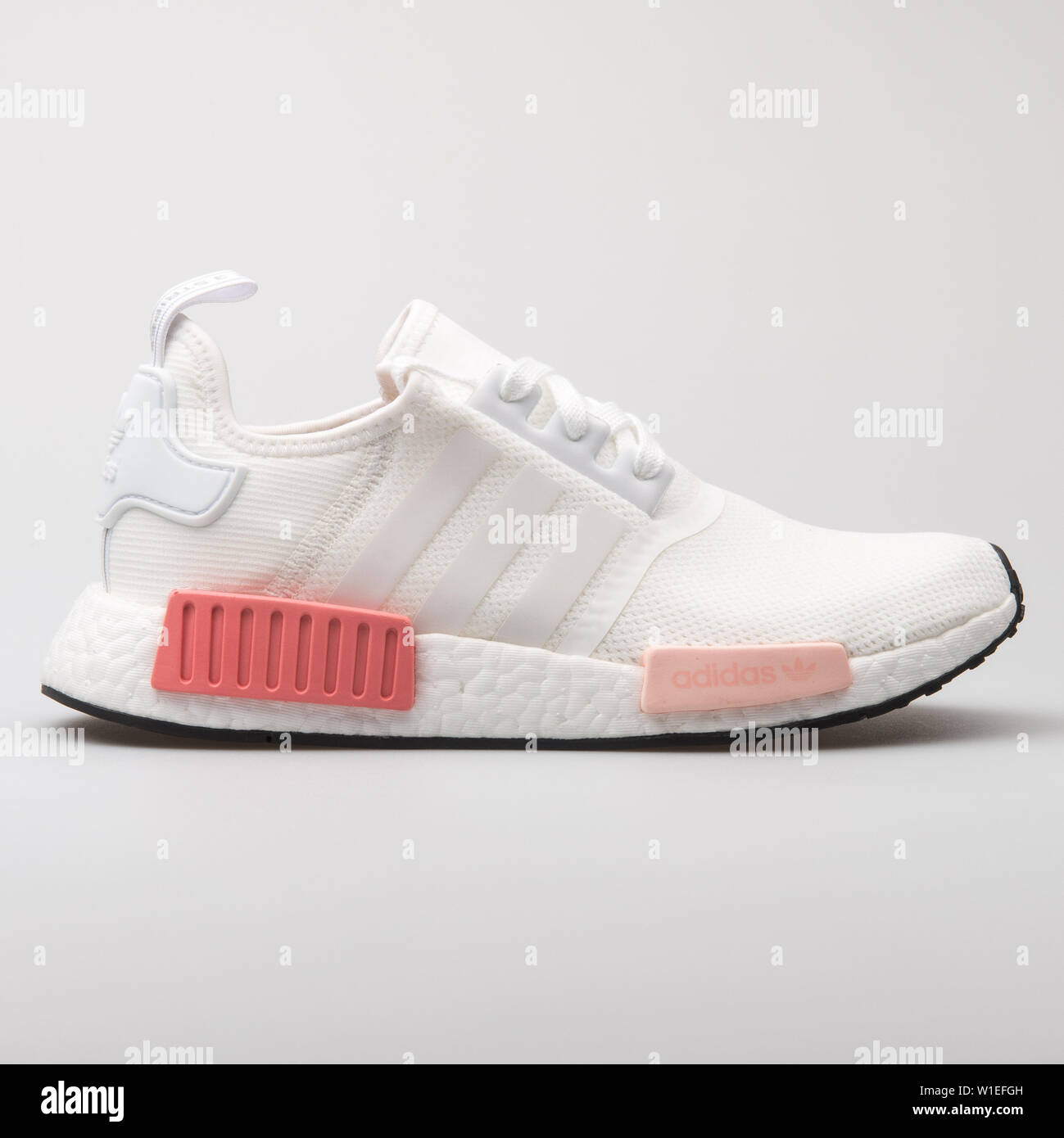 Viena, Austria - Agosto 7, 2017: Adidas NMD R1 zapatillas rosa y blanco  sobre fondo blanco Fotografía de stock - Alamy