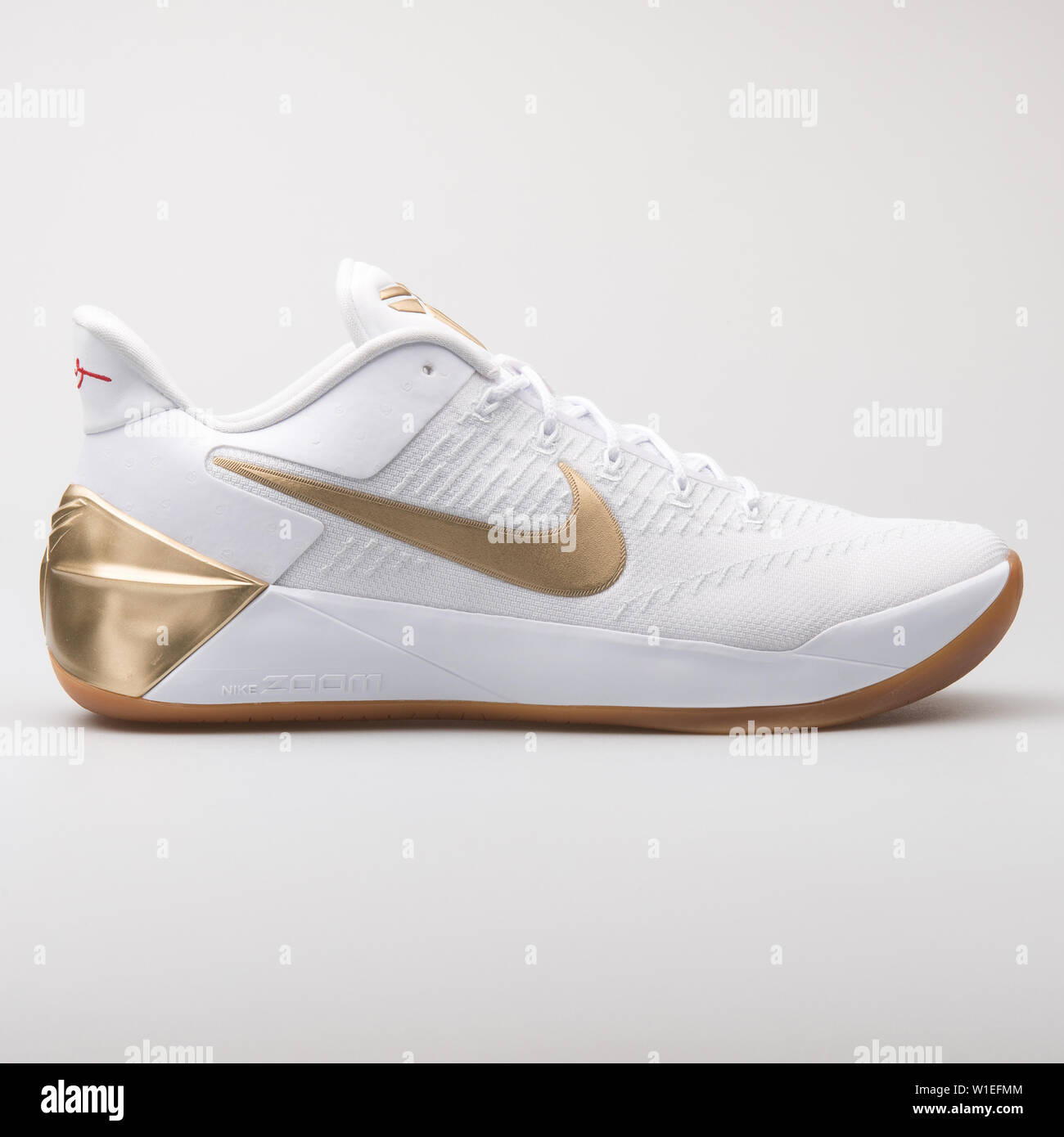 Viena, Austria - Agosto 7, 2017: Nike Kobe A.D. blanco zapatillas de oro sobre fondo blanco Fotografía stock - Alamy