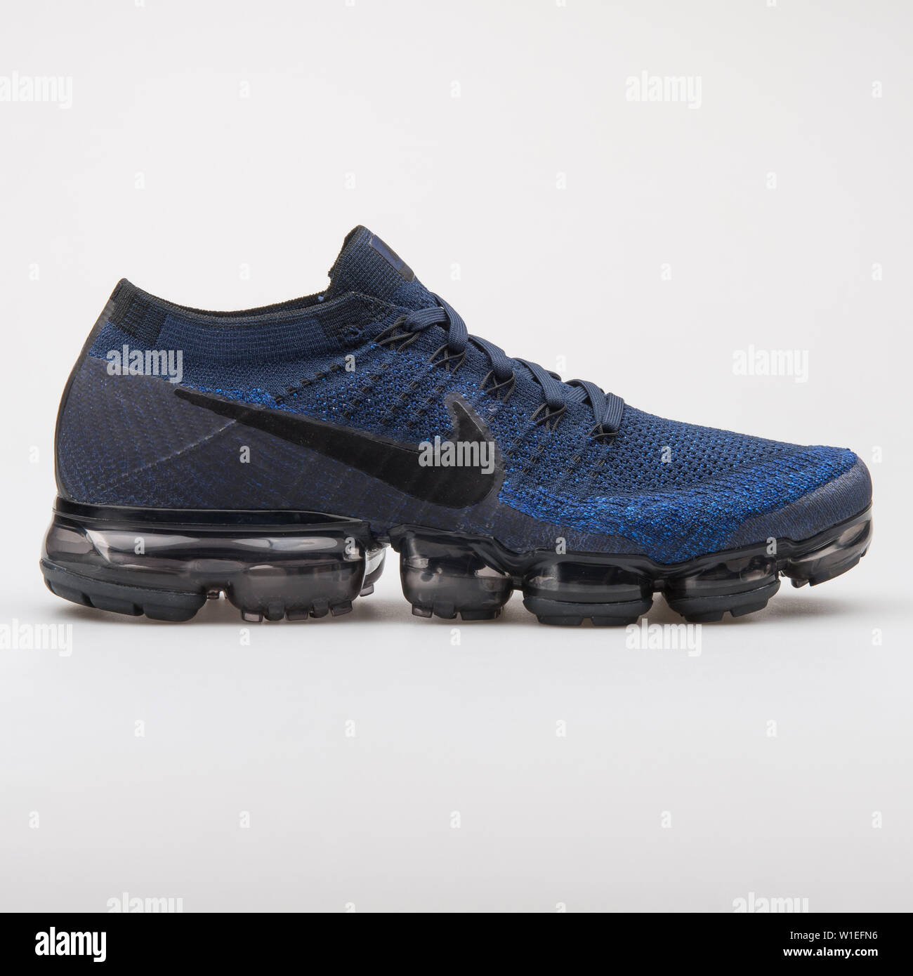 Viena, Austria - Agosto 7, 2017: Nike Air Vapormax Flyknit zapatillas azules  y negros sobre fondo blanco Fotografía de stock - Alamy