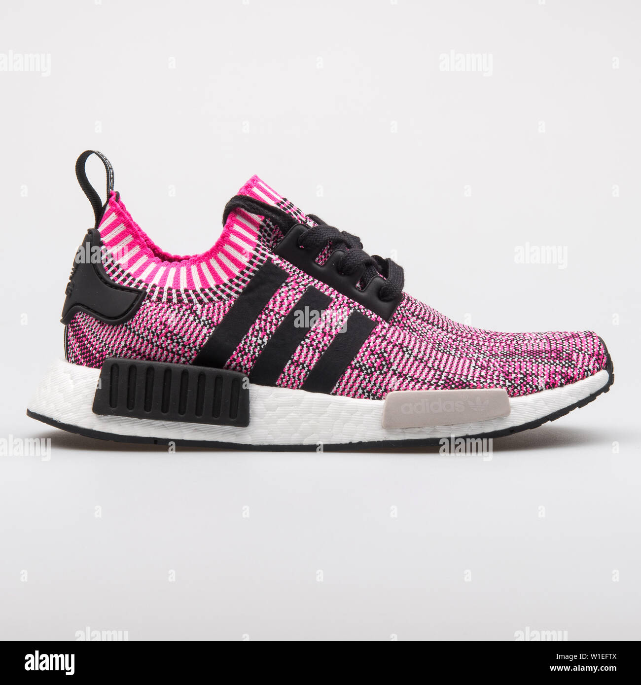 mil millones invadir Inspector Viena, Austria - Agosto 7, 2017: Adidas NMD R1 PK zapatillas rosa sobre  fondo blanco Fotografía de stock - Alamy