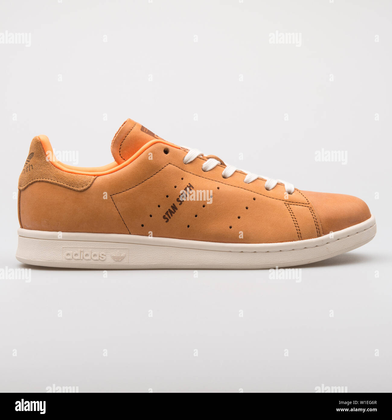 Viena, Austria - Agosto 7, 2017: Adidas Stan Smith zapatillas naranja fondo blanco Fotografía de stock - Alamy