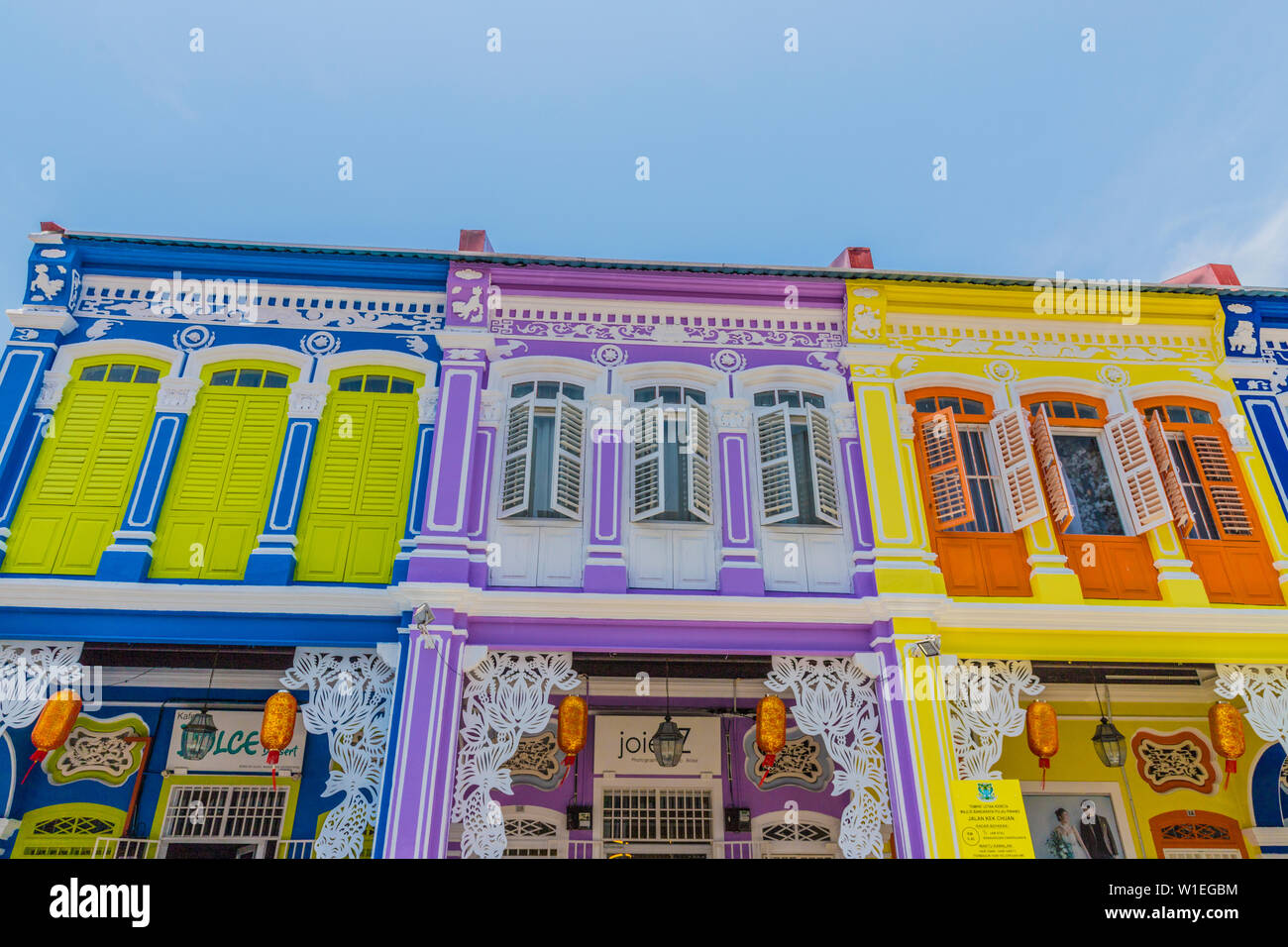 La colorida arquitectura shop house de la KEK Chuan Jalan Road en George Town, en la isla de Penang, Malasia, Sudeste Asiático, Asia Foto de stock