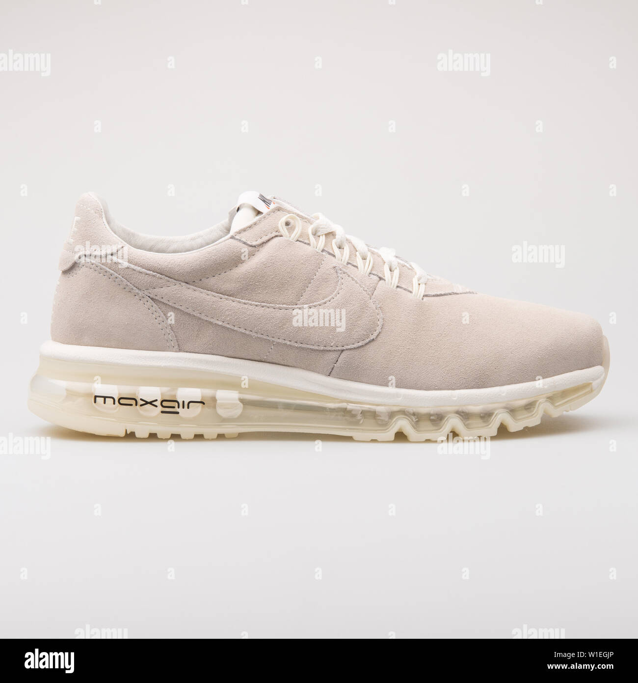 Nike white running shoes fotografías e imágenes de alta resolución - Página  14 - Alamy