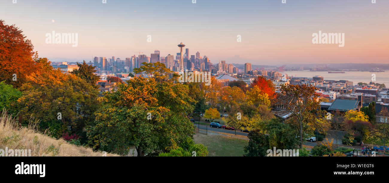 Vista de la Aguja Espacial desde el Parque Kerry, Seattle, Estado de Washington, Estados Unidos de América, América del Norte Foto de stock