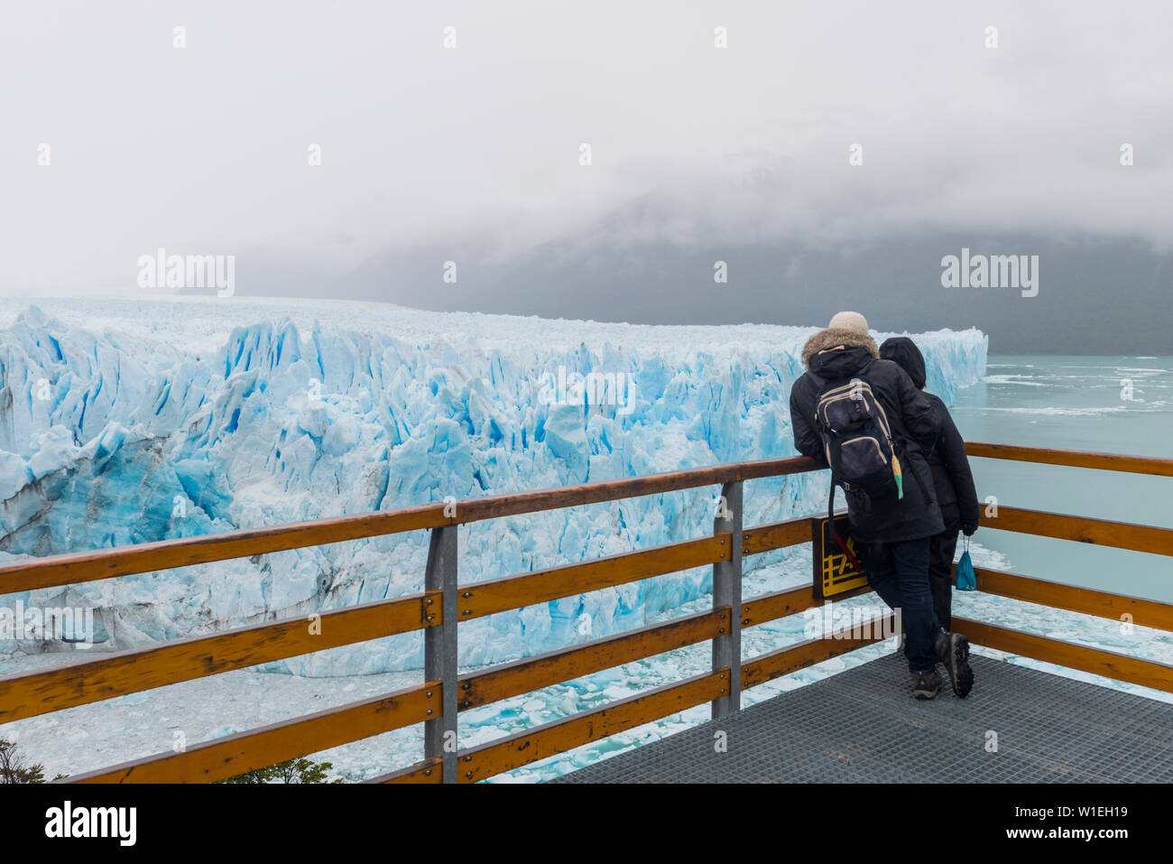 Personas en el mirador del glaciar Perito Moreno, El Calafate, Santa Cruz, Argentina, Sudamérica Foto de stock