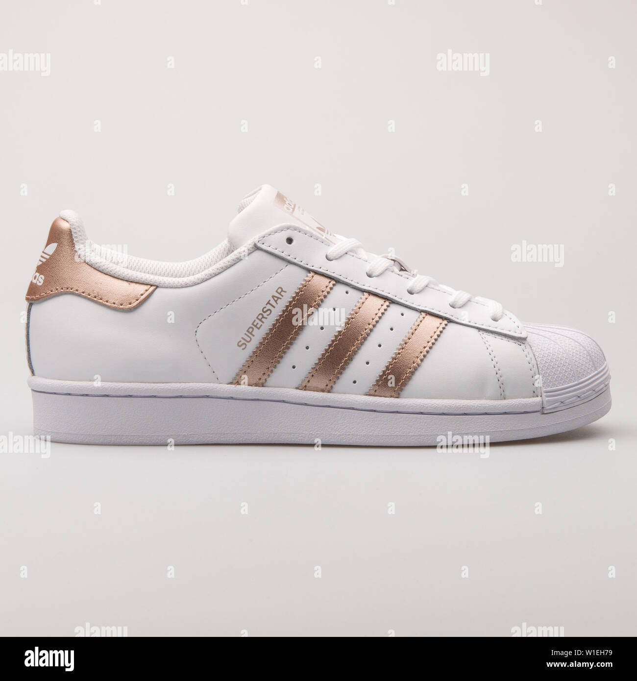 Extensamente cortar a tajos tirano Viena, Austria - Agosto 23, 2017: Adidas Superstar blancas y zapatillas de  cobre sobre fondo blanco Fotografía de stock - Alamy