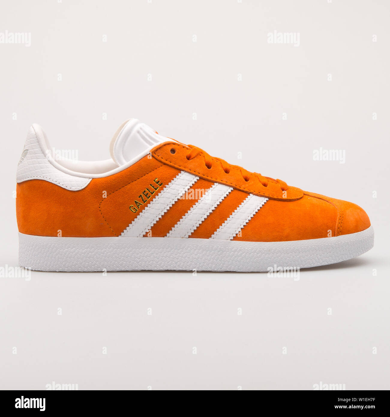 Viena, Austria - Agosto 23, 2017: Adidas Gazelle de zapatillas en blanco y  naranja sobre fondo blanco Fotografía de stock - Alamy