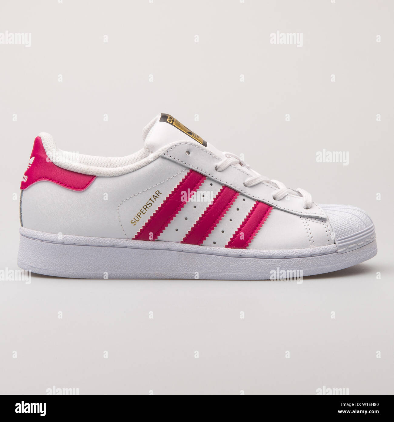 Viena, Austria - Agosto 23, 2017: Adidas Superstar Fundación zapatillas  rosa y blanco sobre fondo blanco Fotografía de stock - Alamy