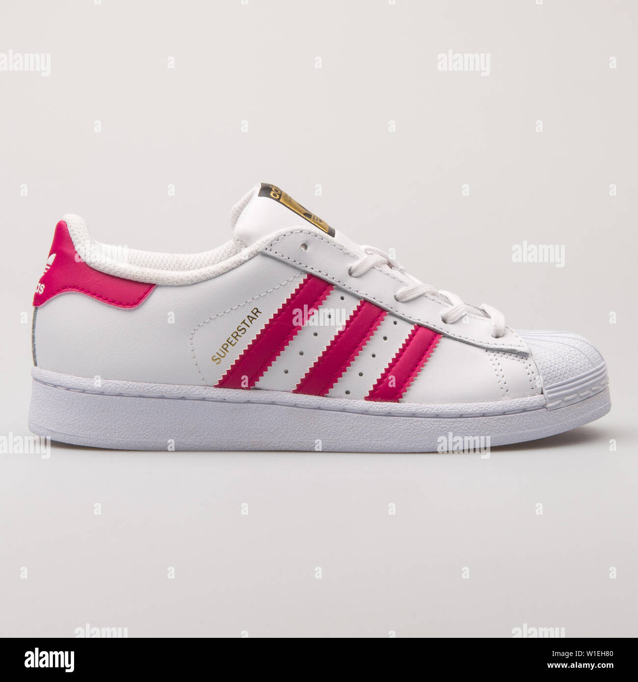 Viena, Austria - Agosto 23, 2017: Adidas Superstar Fundación zapatillas rosa  y blanco sobre fondo blanco Fotografía de stock - Alamy