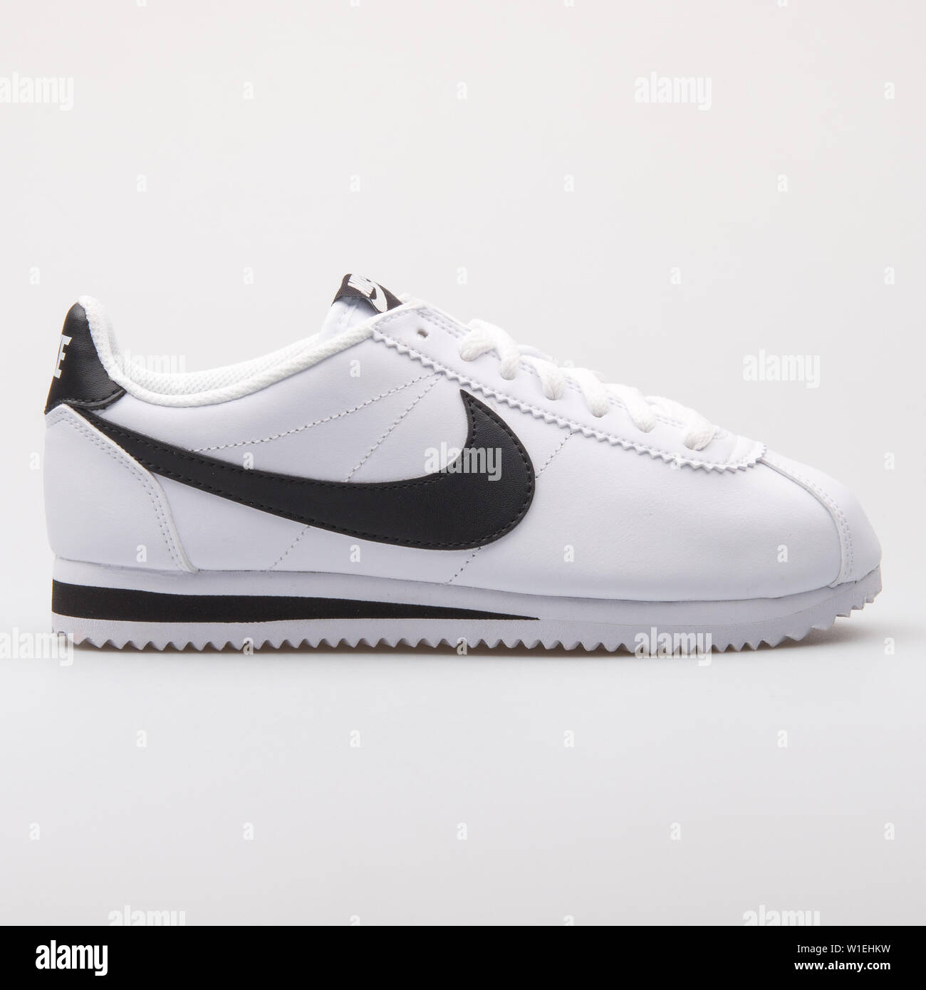 Nike cortez negra fotografías e imágenes de alta resolución - Alamy