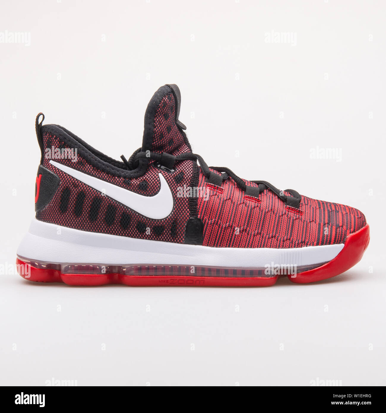 Viena, Austria - Agosto 23, 2017: Nike Zoom KD9 zapatillas negras y rojas  sobre fondo blanco Fotografía de stock - Alamy