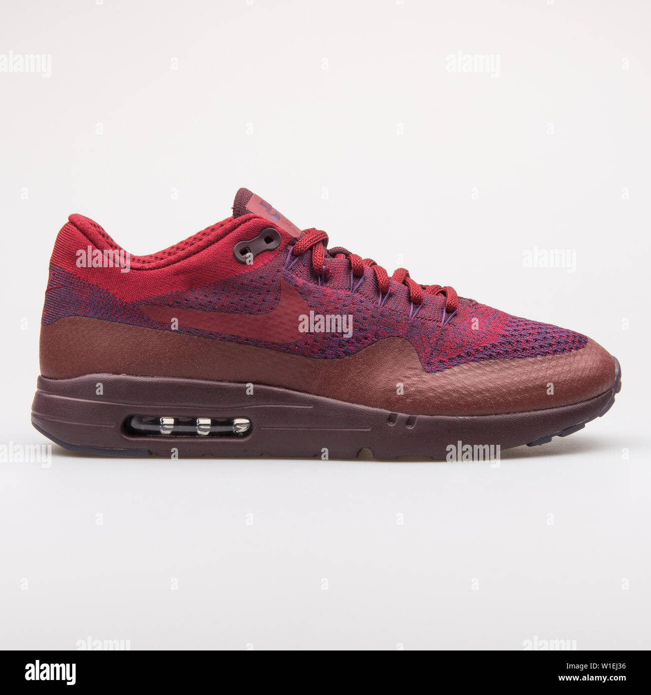 Nike sneakers red fotografías e imágenes de alta resolución - Página 10 -  Alamy