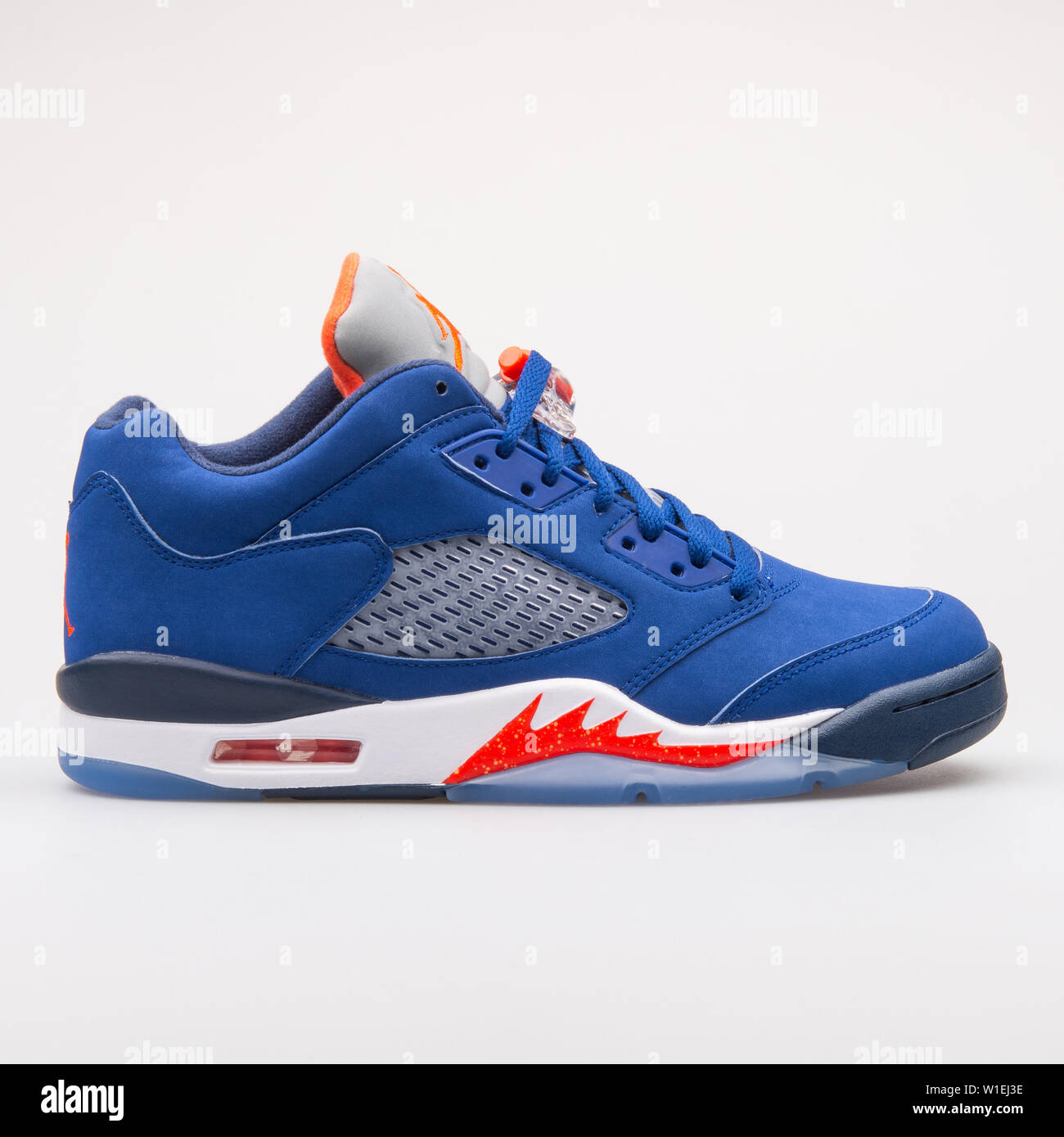 Viena, Austria - Agosto 23, 2017: Nike Air Jordan 5 Retro baja Knicks  zapatillas azules y rojos sobre fondo blanco Fotografía de stock - Alamy