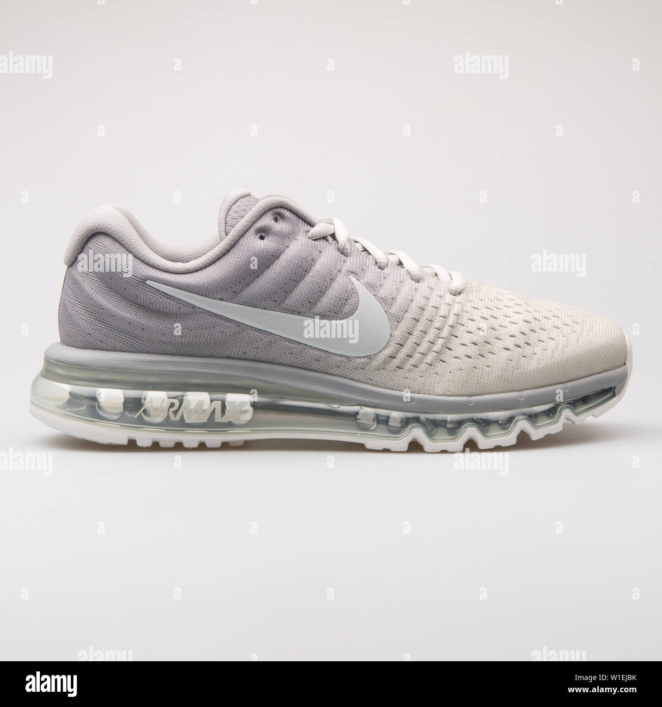 Viena, Austria - Agosto 23, 2017: Nike Air Max 2017 zapatillas blanco sobre  fondo blanco Fotografía de stock - Alamy