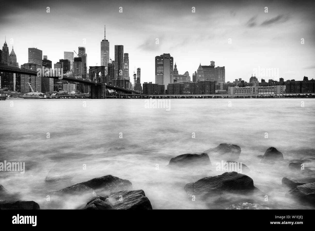 Puente de Brooklyn y Manhattan skyline tomada de Pebble Beach, la ciudad de Nueva York, Nueva York, Estados Unidos de América, América del Norte Foto de stock