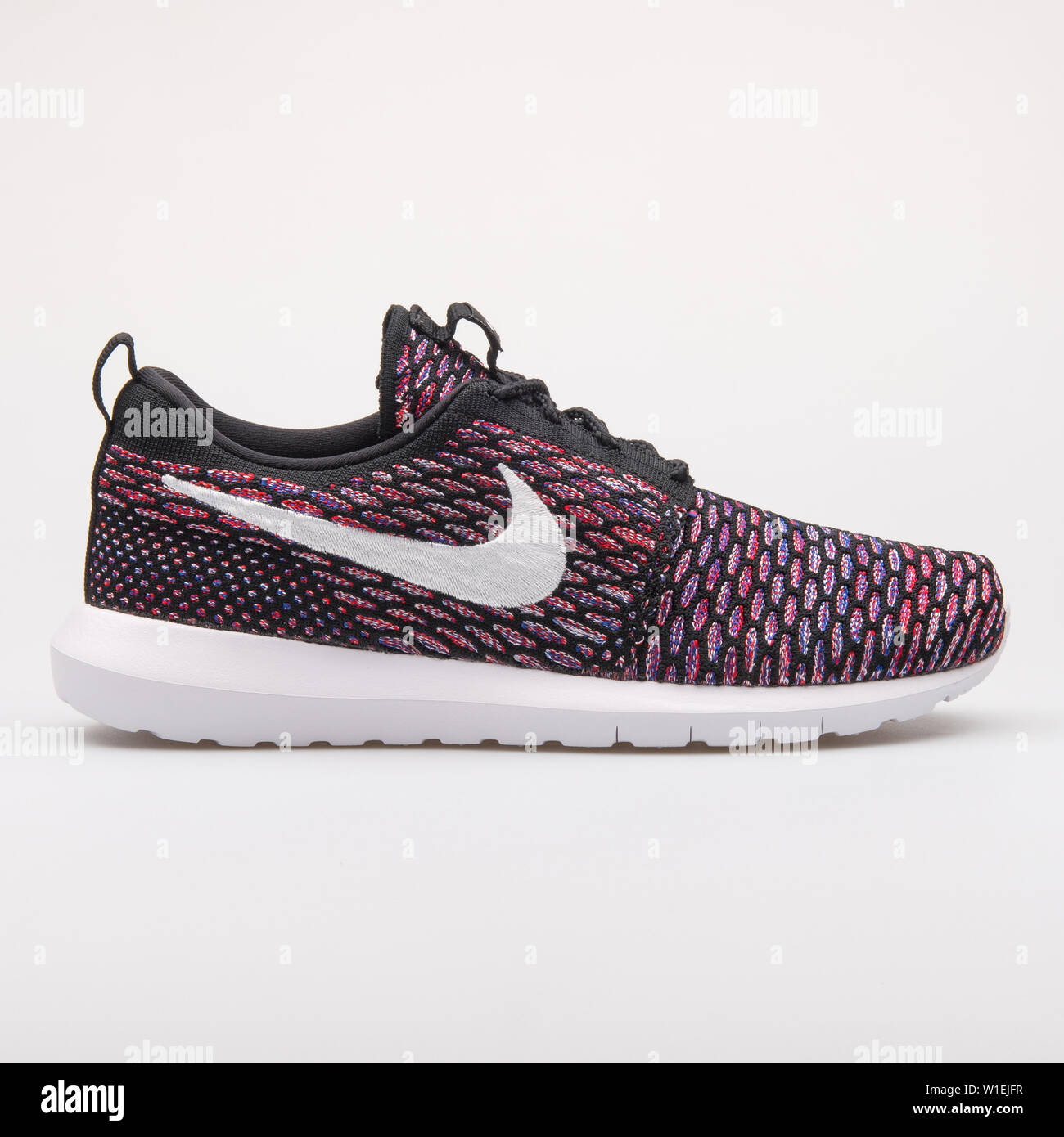 Viena, Austria - Agosto 23, 2017: Nike Flyknit Roshe NM negro, azul, rojo y  blanco sobre fondo blanco de zapatillas Fotografía de stock - Alamy