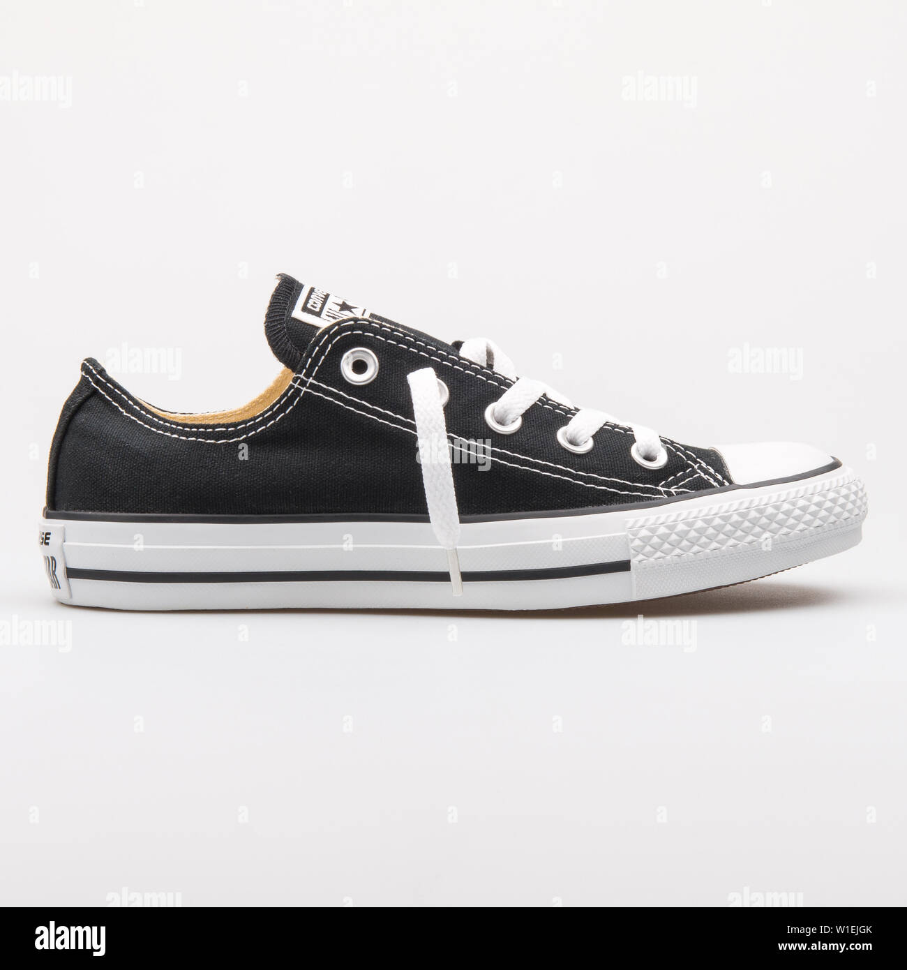 Zapatillas converse negras fotograf as e im genes de alta