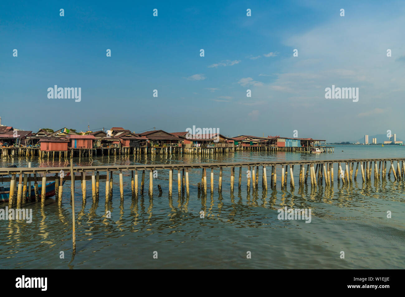 Una vista de un clan jetty, en George Town, en la isla de Penang, Malasia, Sudeste Asiático, Asia Foto de stock