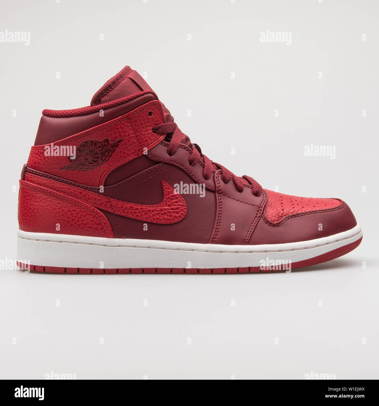 Normal Privilegio Falsedad Viena, Austria - Junio 14, 2017: Nike Air Jordan 1 Retro de alta aislada de  zapatillas rojas y blancas sobre fondo gris Fotografía de stock - Alamy