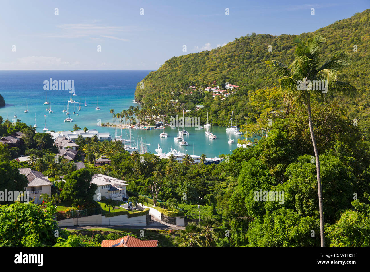 Vistas sobre el pueblo y puerto en el Mar Caribe, Marigot Bay, Castries, Santa Lucía, Islas de Barlovento, Antillas Menores, Las Antillas, Caribe Foto de stock