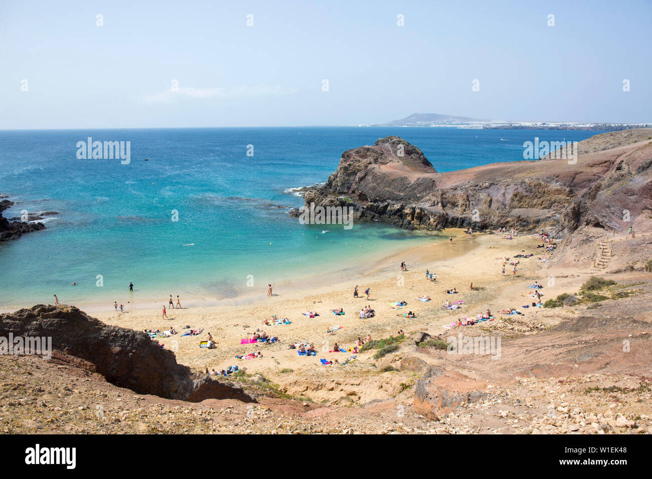 Vista sobre la Playa del Papagayo de acantilado detrás de la playa, Playa  Blanca, Yaiza, Lanzarote, provincia de Las Palmas, Islas Canarias,  Atlántico Fotografía de stock - Alamy